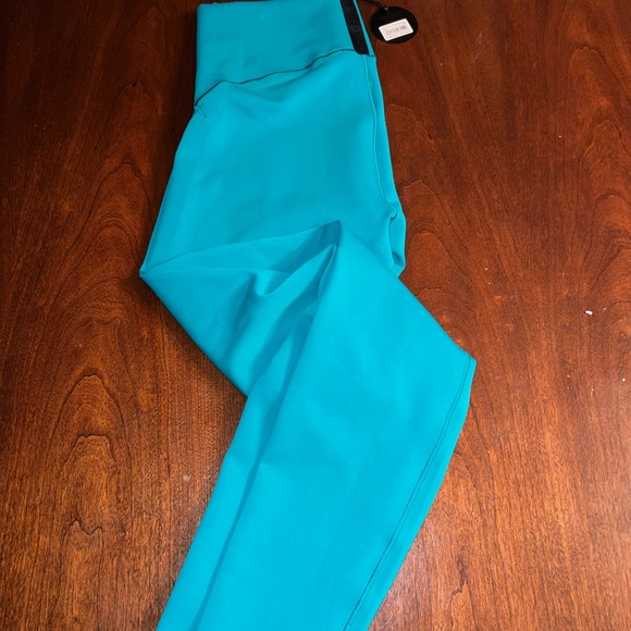 Offline by Aerie Real Luxe street leggings size medium- new with tags - Picture 3 of 4